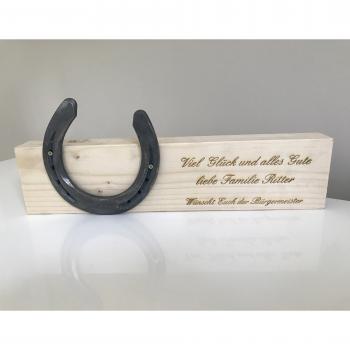 Hufeisen auf Holz mit Gravur gravieren lassen