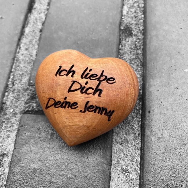 Handgefertigtes Holzherz mit individueller Gravur