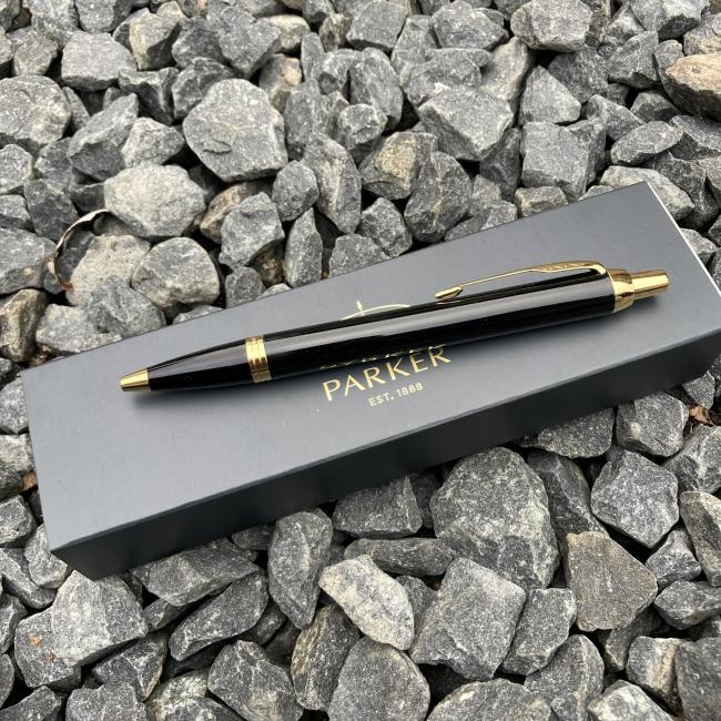 Parker Kugelschreiber schwarz mit goldfarbenen Elementen und Ihrem Namen graviert.