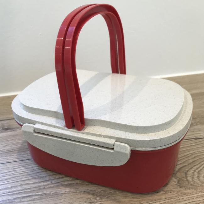 Rote Brotbox aus Bambusfasern mit Gravur