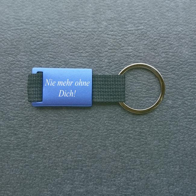 Schl�sselanh�nger in blau mit rechteckiger Gravurplatte zum Personalisieren